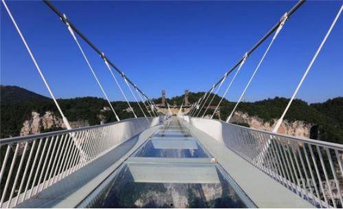 网红玻璃桥的利与弊辩论,魅力与争议并存，利弊分析